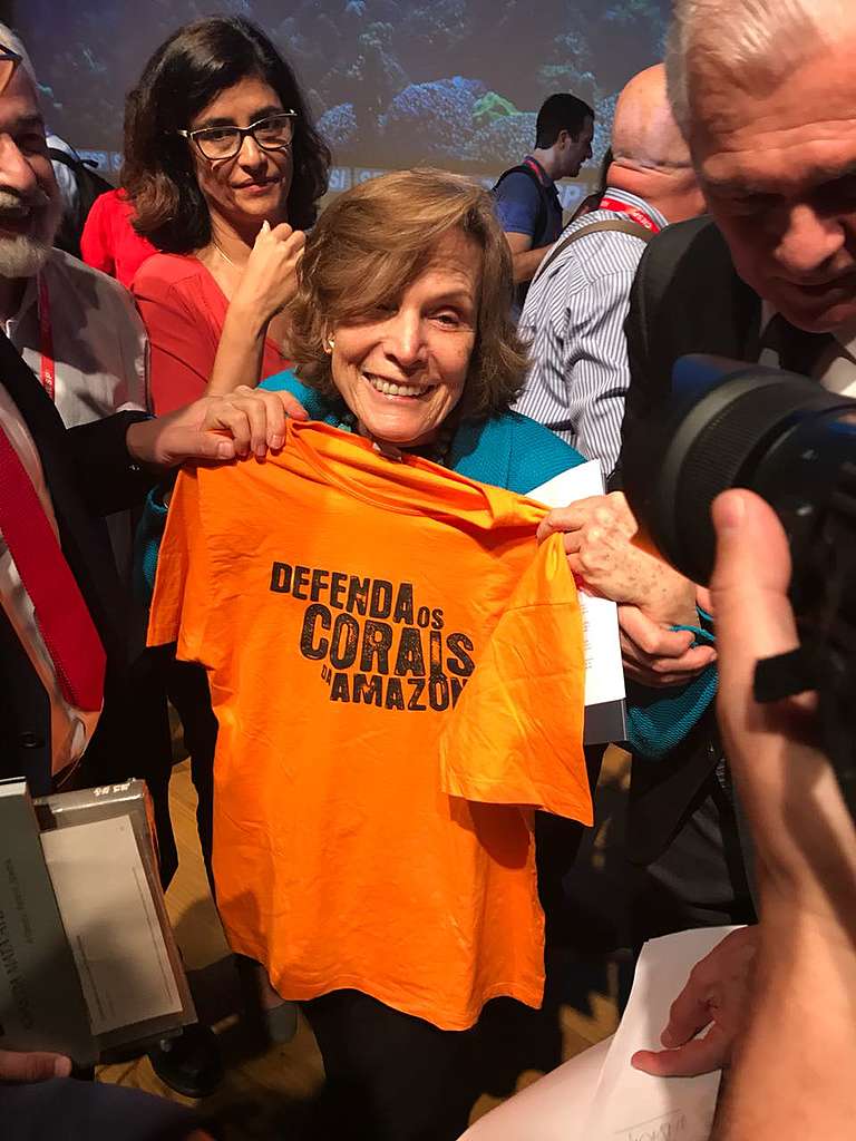 A ocenógrafa Sylvia Earle segura camiseta em defesa dos Corais da Amazônia.