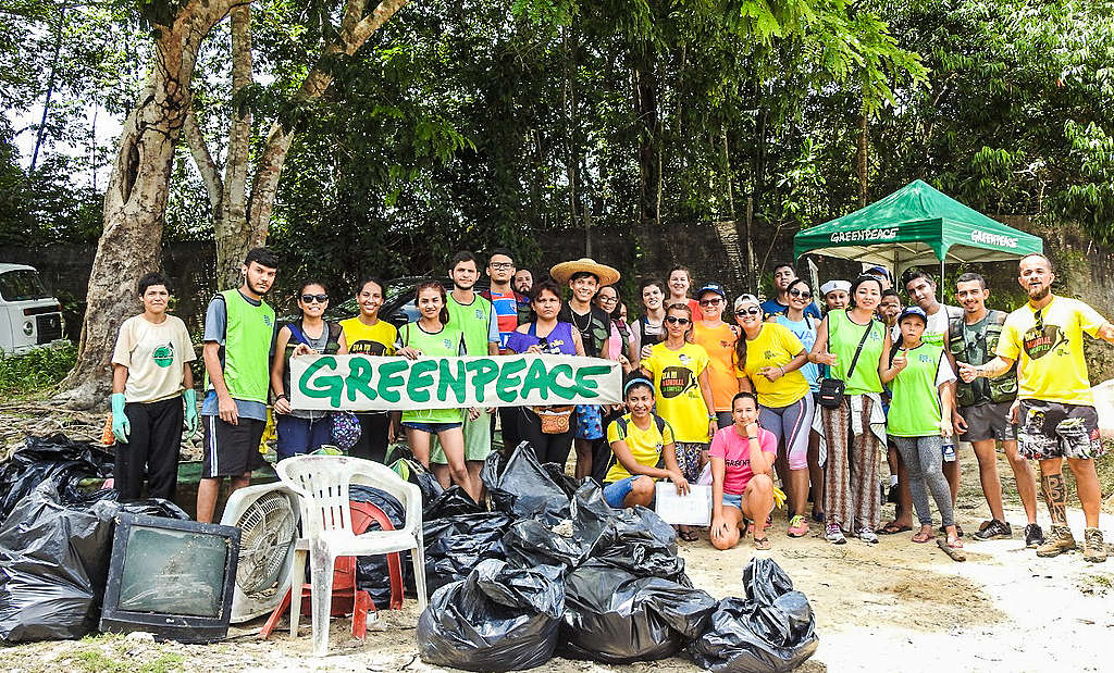 Voluntários reunidos após ação de limpeza na praia de Tarumã (AM).