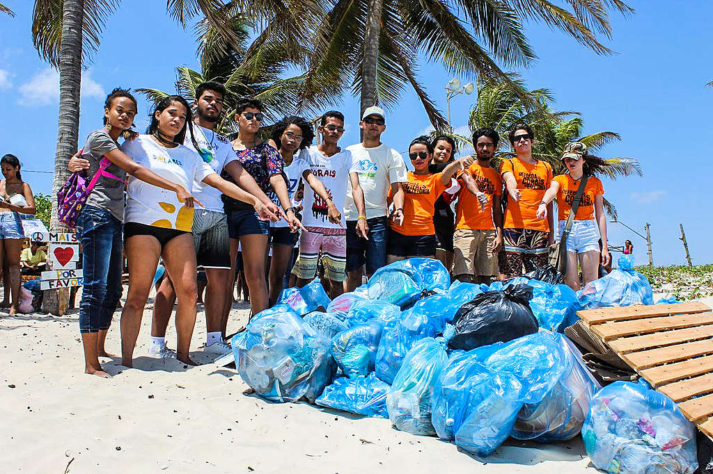 Voluntários em São Luís (MA) mostram a quantidade de lixo recolhida em um único dia de limpeza.