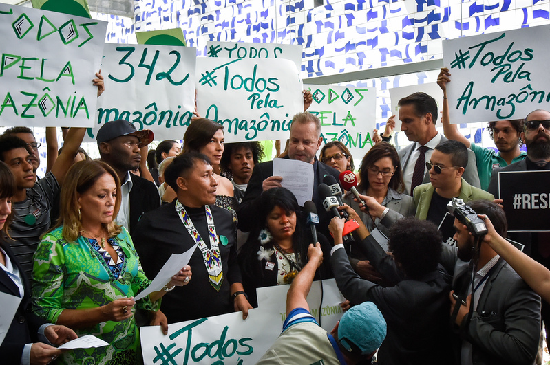 Artistas e ativistas em protesto no Congresso Nacional pela defesa da Amazônia