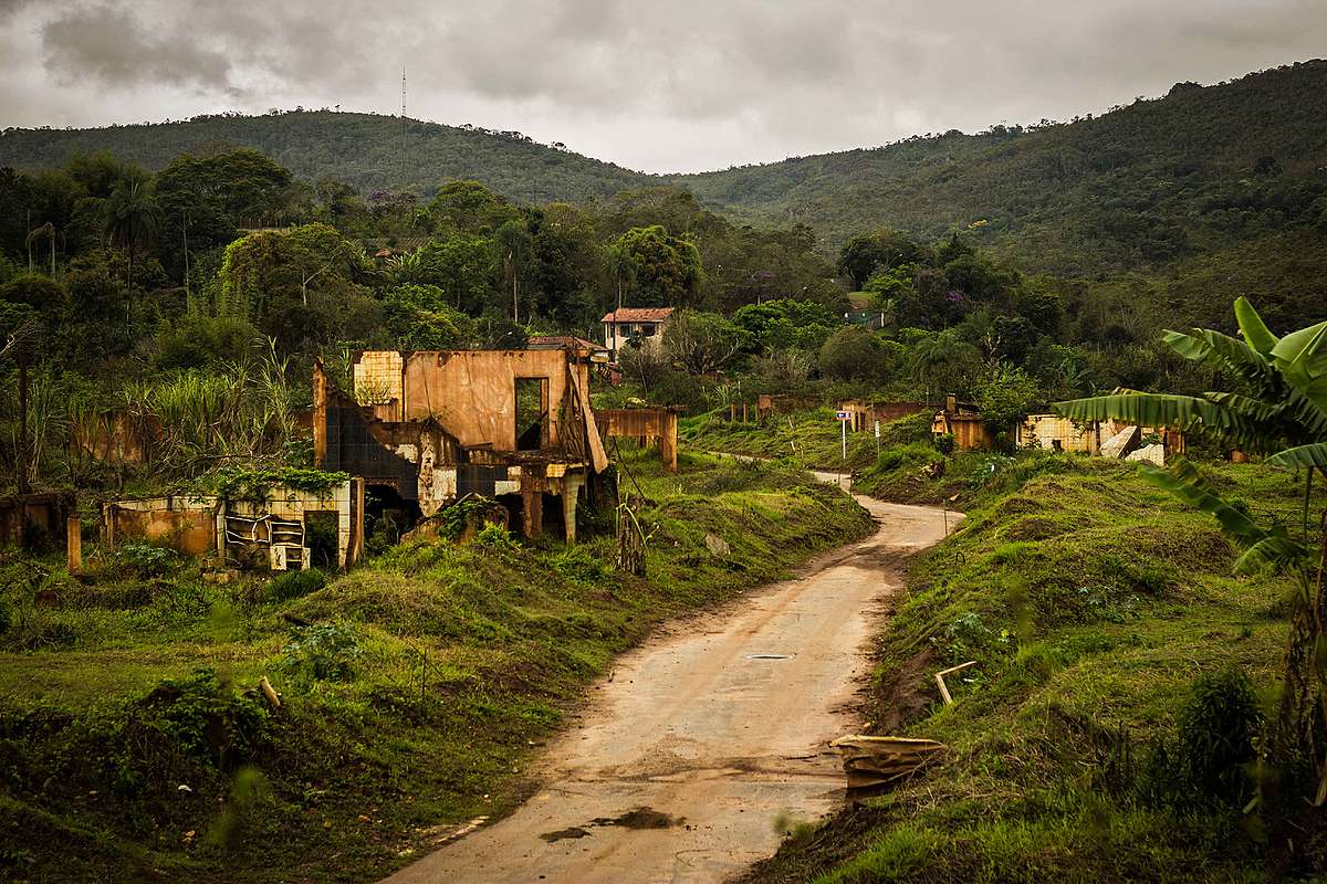 O terreno da antiga Bento Rodrigues, hoje abandonada.