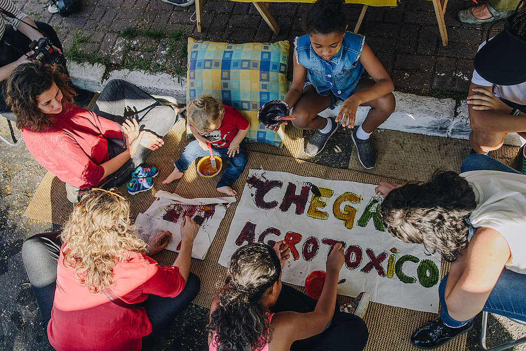 Oficina de tinta natural na tenda do Greenpeace