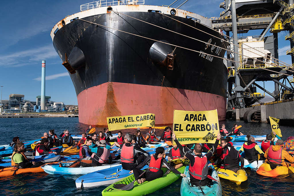 Ação no porto de usina a carvão da Espanha © Pedro Armestre