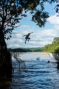 Crianças Munduruku brincam no Rio Tapajós, na região da Terra Indígena Sawré Muybu, do povo Munduruku, no Pará.