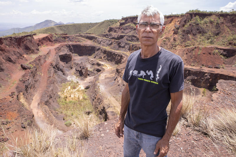 Wander Alves na frente da Barragem da Mina Casa Branca.