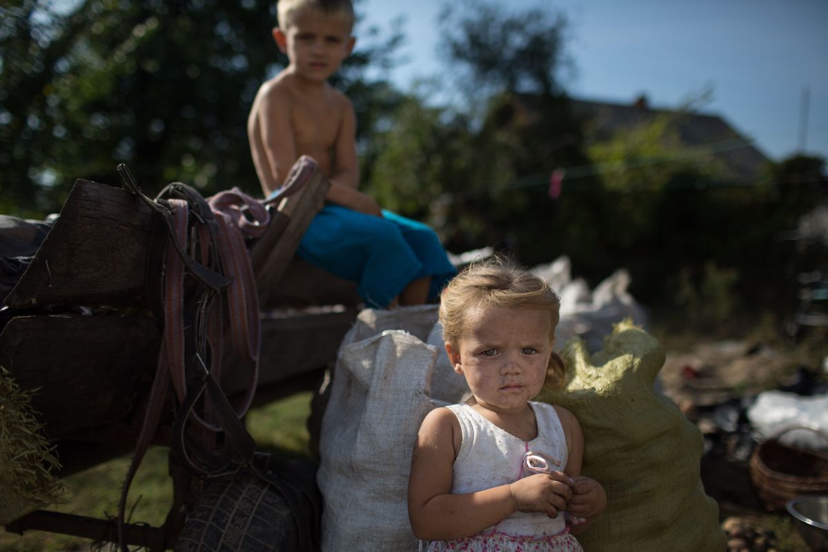 Moradores do distrito de Rokitne, na região de Rivne, com batatas cultivadas localmente. © Denis Sinyakov / Greenpeace