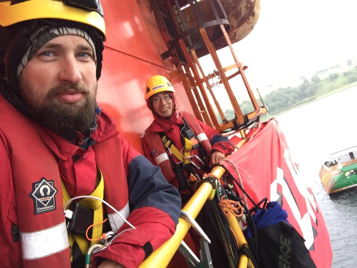 Pete e Tom, escaladores e ativistas do Greenpeace na plataforma da BP, na Escócia. © Greenpeace