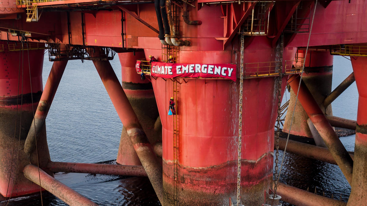 Alpinistas do Greenpeace na plataforma petrolífera BP em Cromarty Firth, na Escócia © Greenpeace