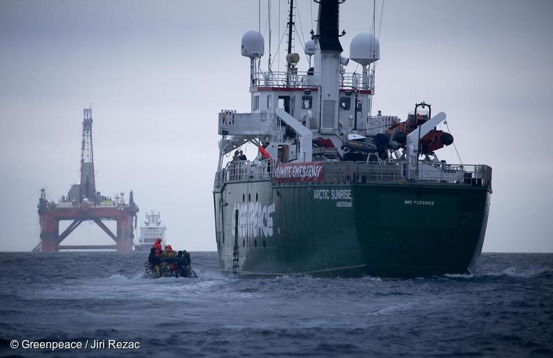 O navio do Greenpeace, Arctic Sunrise, seguindo a plataforma da BP, no Mar do Norte. © Greenpeace