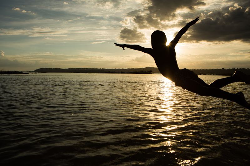 Criança Munduruku pula no rio