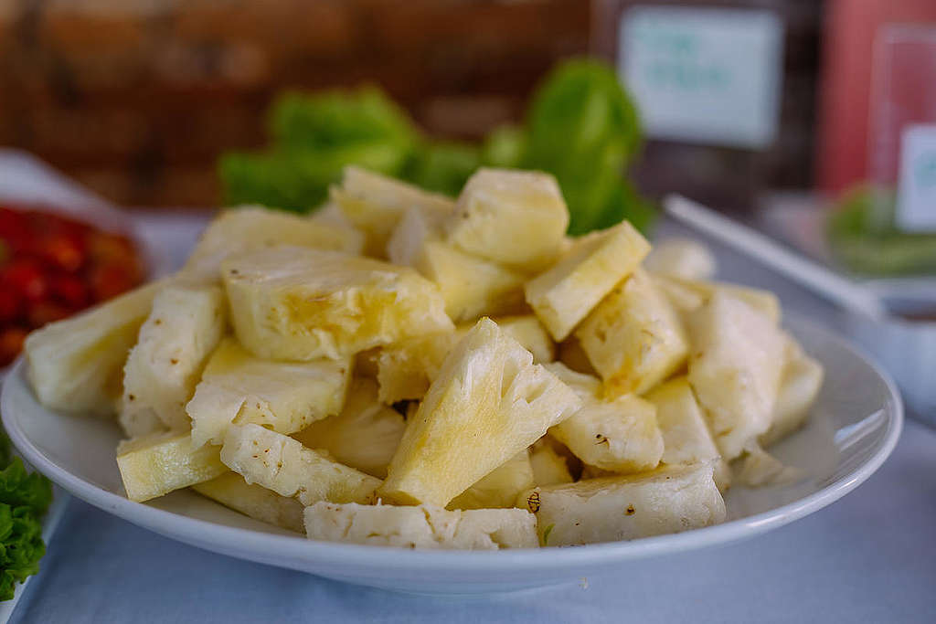 prato com pedaços de abacaxi