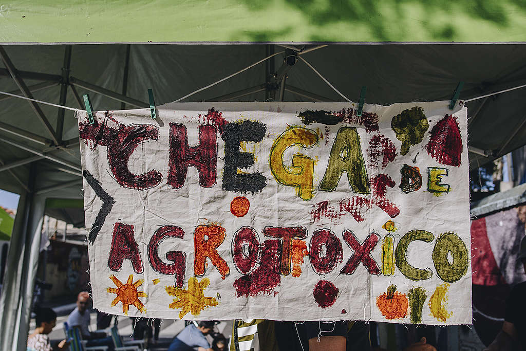 Imagem de um cartaz com a frase "Chega de Agrotóxicos".