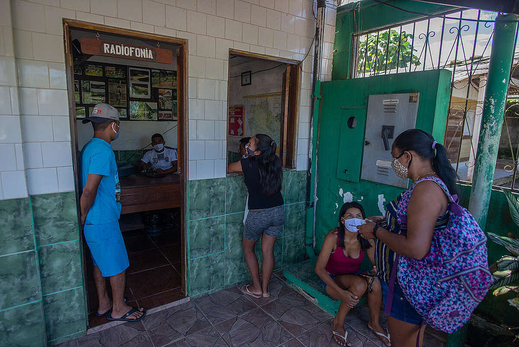 São Gabriel da Cachoeira (AM), banhada pelo rio Negro, a cidade mais iJovens da Rede Wayuri de Comunicação Indígena transmitem informações sobre a Covid-19 para as comunidades indígenas do Rio Negro. © Christian Braga / Greenpeace