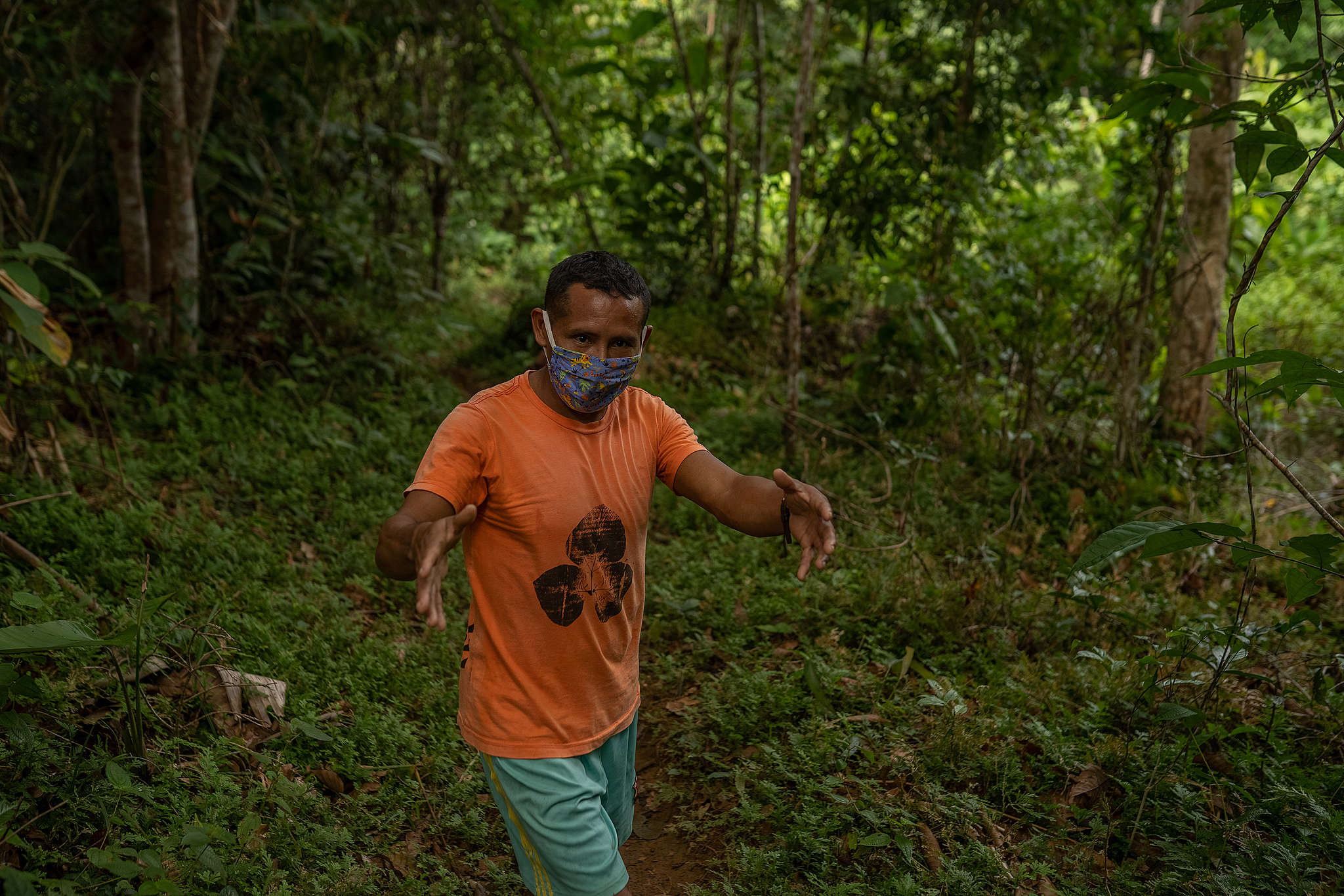 Roberto Carlos mostra casa onde famílias fizeram isolamento na mata © Christian Braga / Greenpeace