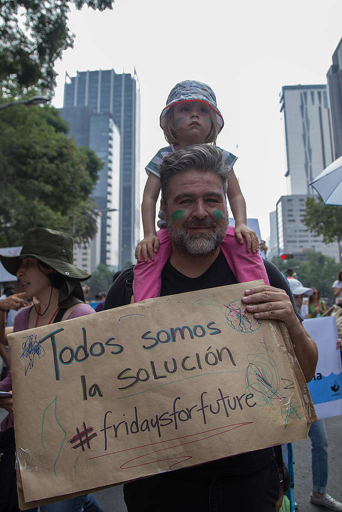По света милиони работещи хора и ученици протестират, за да предизвикат незабавни мерки за спирането на климатичната криза. © Исе Уеска Варгас / „Грийнпийс“