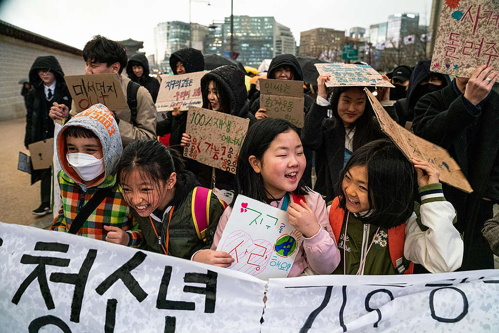 Ученици в Корея стачкуват, за да подкрепят младежкото климатично движение, известно още като „Петъци за Бъдеще“