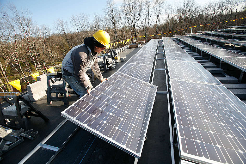 Solar Power: Photovoltaic Installation on University Roof. © Tim Shaffer / Greenpeace Solar Power: Photovoltaic Installation on University Roof. © Tim Shaffer / Greenpeace