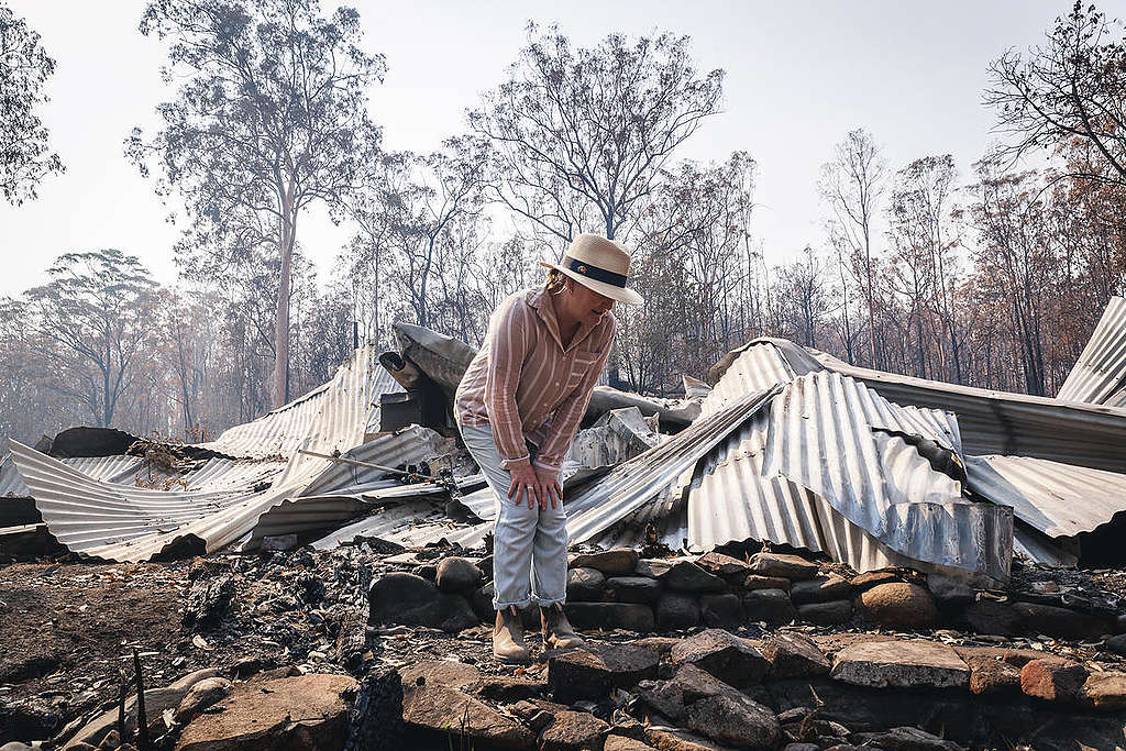 Melinda Plesman, která přežila požár, zkoumá škody na svém domově v obci Nymboida v Novém jižním Walesu. © Natasha Ferguson / Greenpeace Melinda Plesman, která přežila požár, zkoumá škody na svém domově v obci Nymboida v Novém jižním Walesu. © Natasha Ferguson / Greenpeace