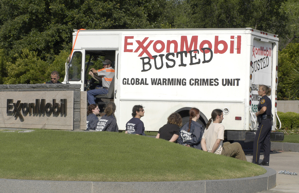 Action at Exxon Mobil HQ in the US. © Robert Visser / Greenpeace