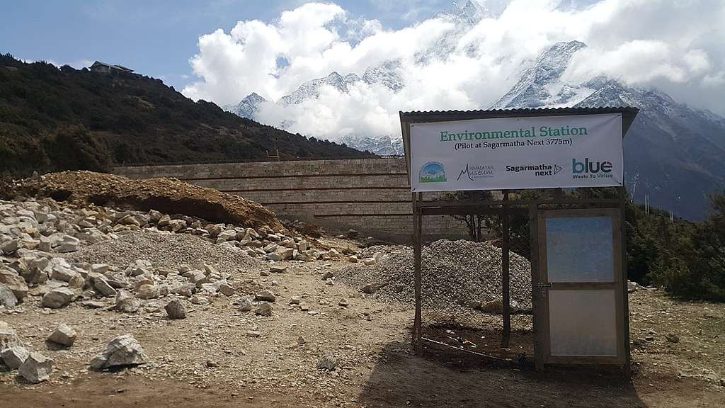 在Namche Bazer山上,垃圾轉運站正在建設中。