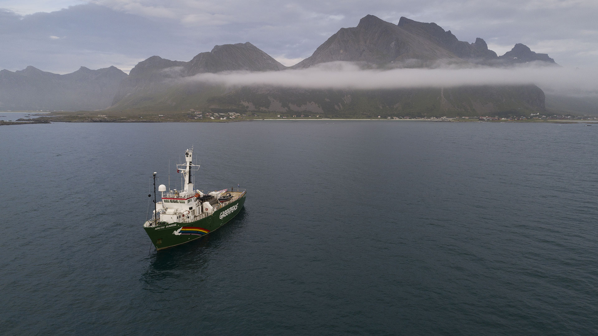 Arctic Sunrise in Lofoten © Christian Åslund / Greenpeace