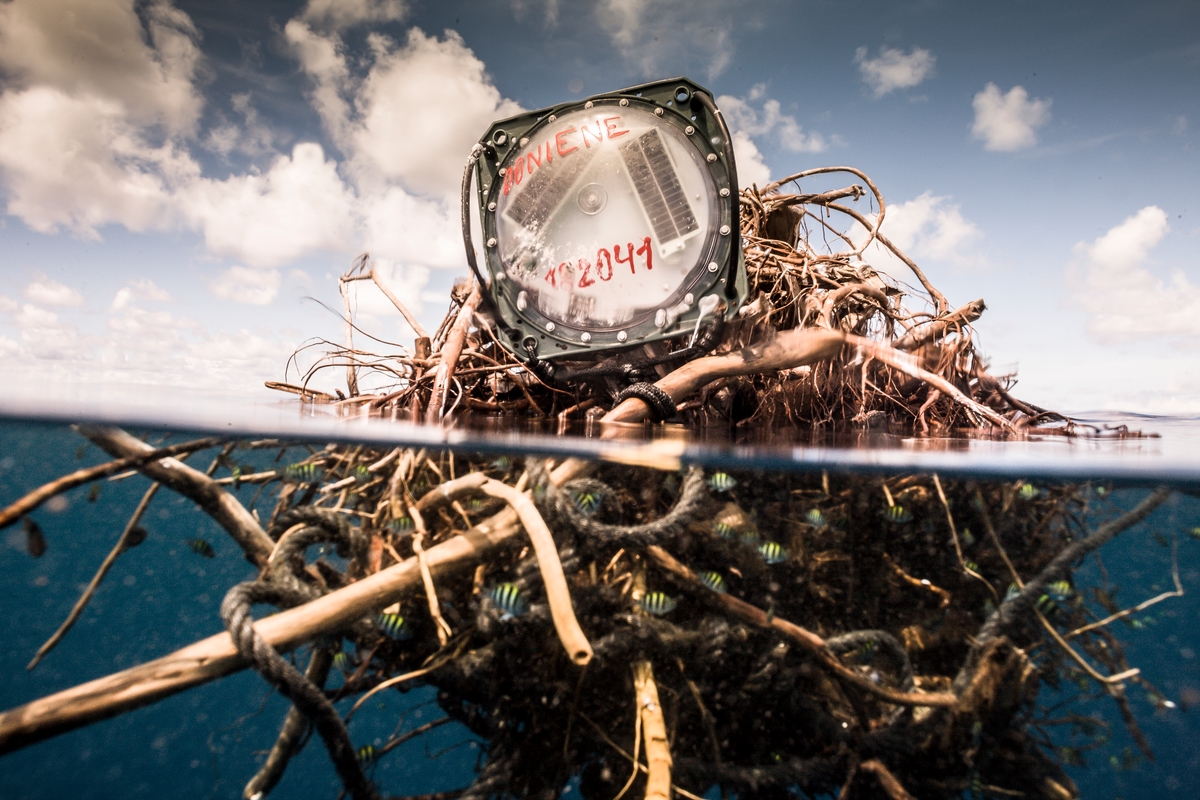 Radio Beacon Attached to FAD © Pierre Baelen / Greenpeace