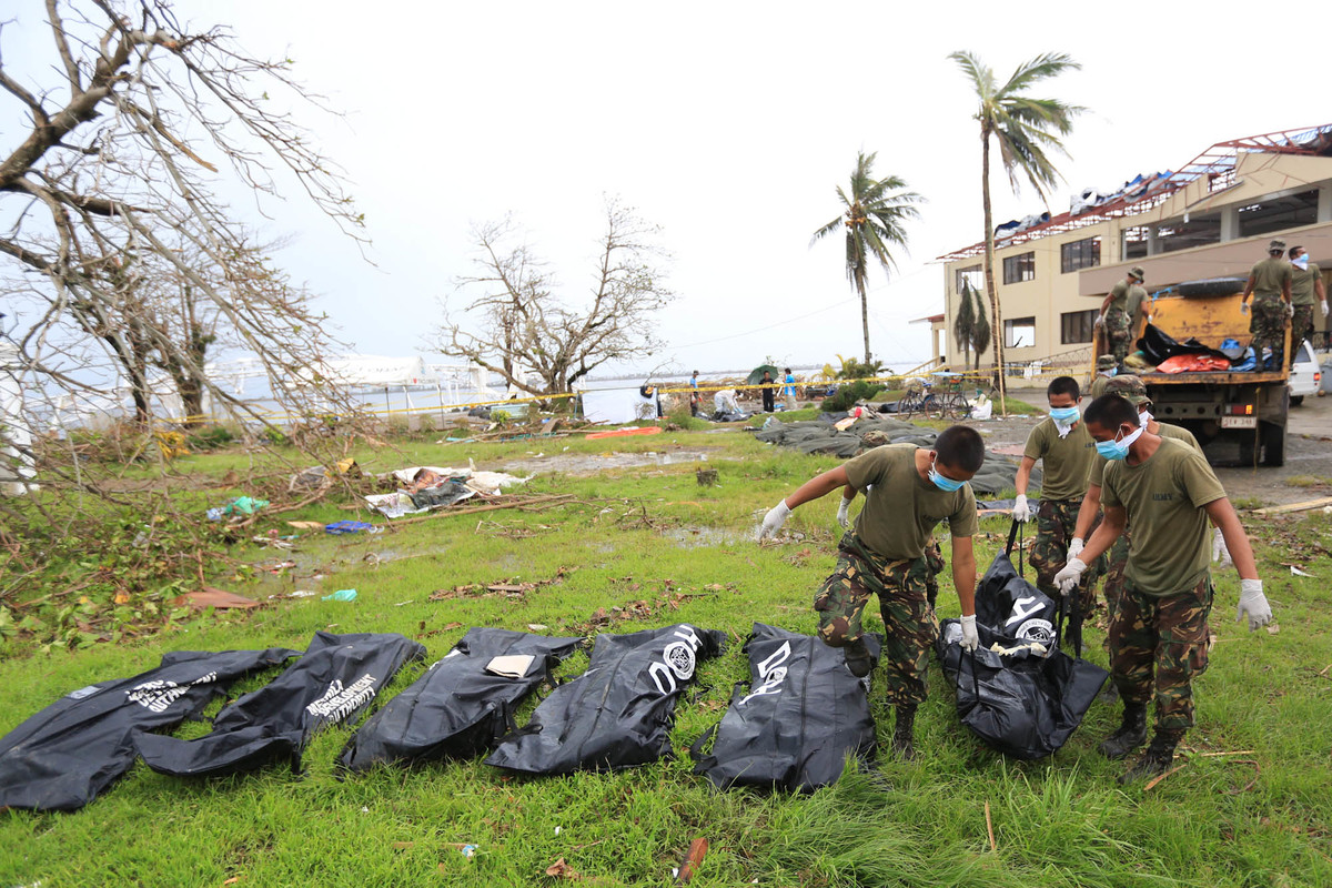 Aftermath of Typhoon Haiyan in the Philippines © Matimtiman / Greenpeace