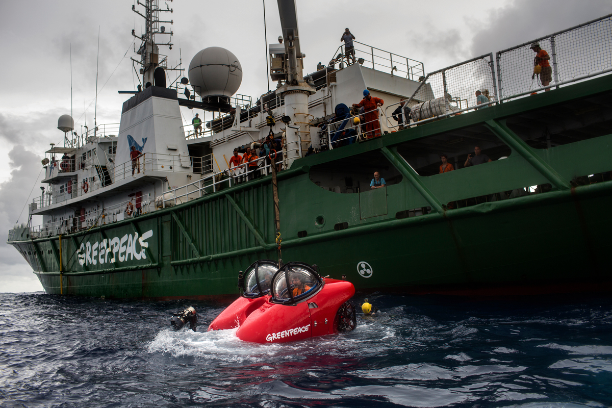 Submarine dive launch in the Amazon Reef. © Marizilda Cruppe