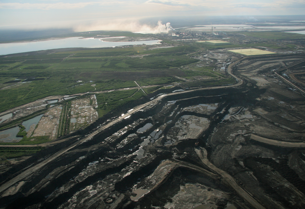 An Open-Pit Mine at the Alberta Tar Sand © Greenpeace / E M