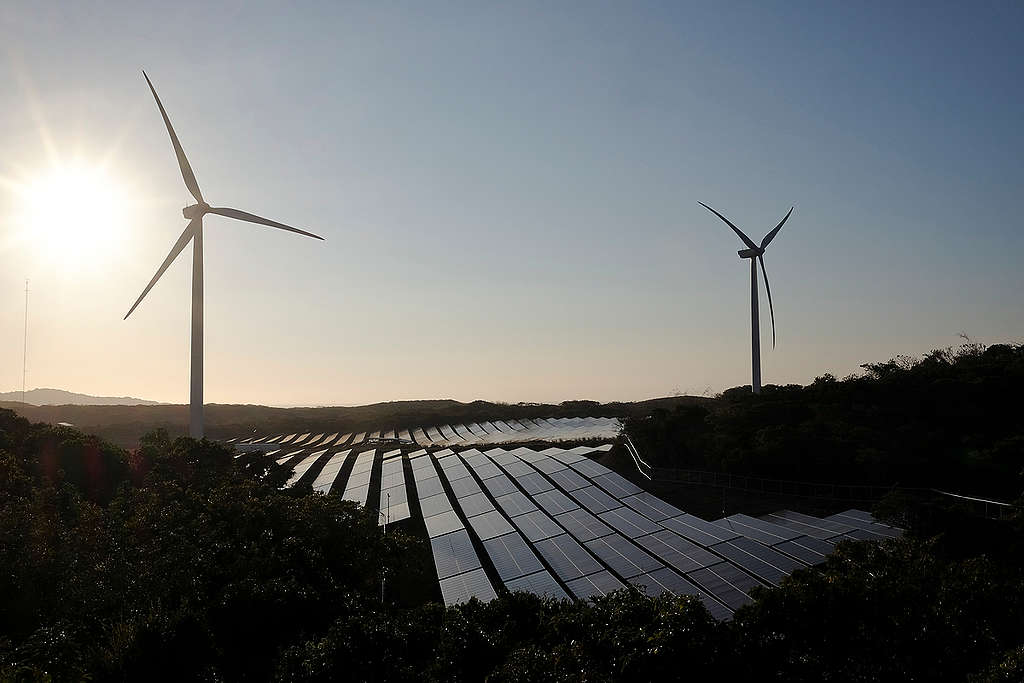 Wind Farm and Solar Power Plant In Ilocos Norte © Veejay Villafranca / Greenpeace