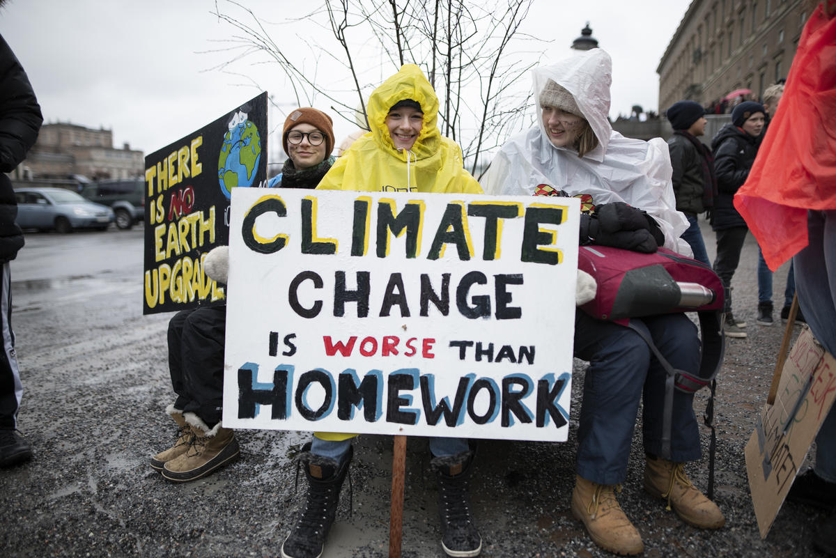 School students who are deciding not to attend classes and instead take part in demonstrations to demand action to prevent further global warming and climate change. © Christian Åslund / Greenpeace