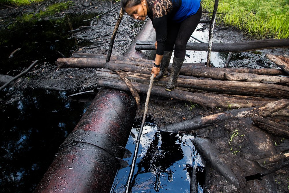 People in the remote Peruvian villages of Nueva Alianza and Saramuro clean up after two oil pipeline leaks in 2016. © Ann Wang