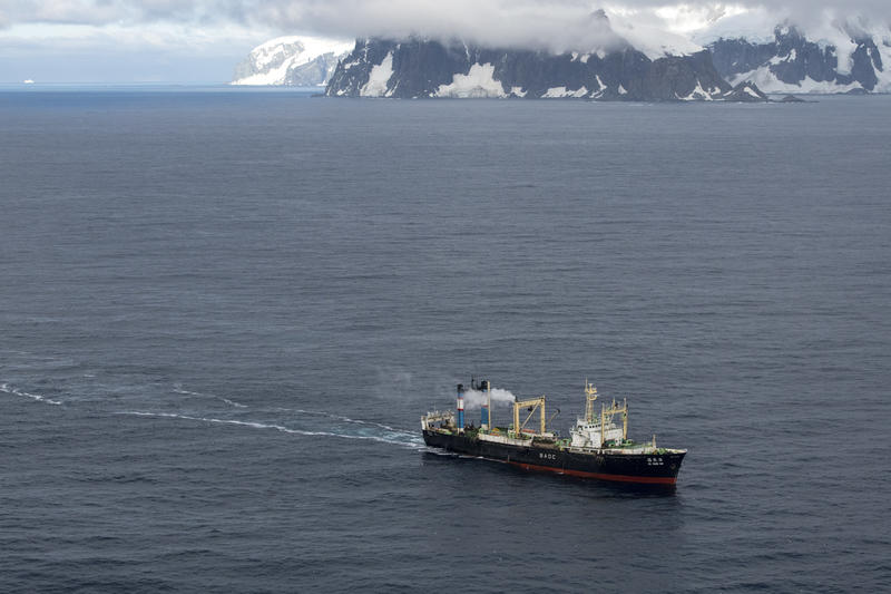 Krill fishing vessel in the Antarctic © Daniel Beltrá / Greenpeace