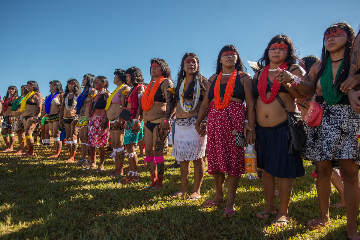 Indigenous women stand in line on the last day of the Free Land Camp. © Christian Braga / MNI