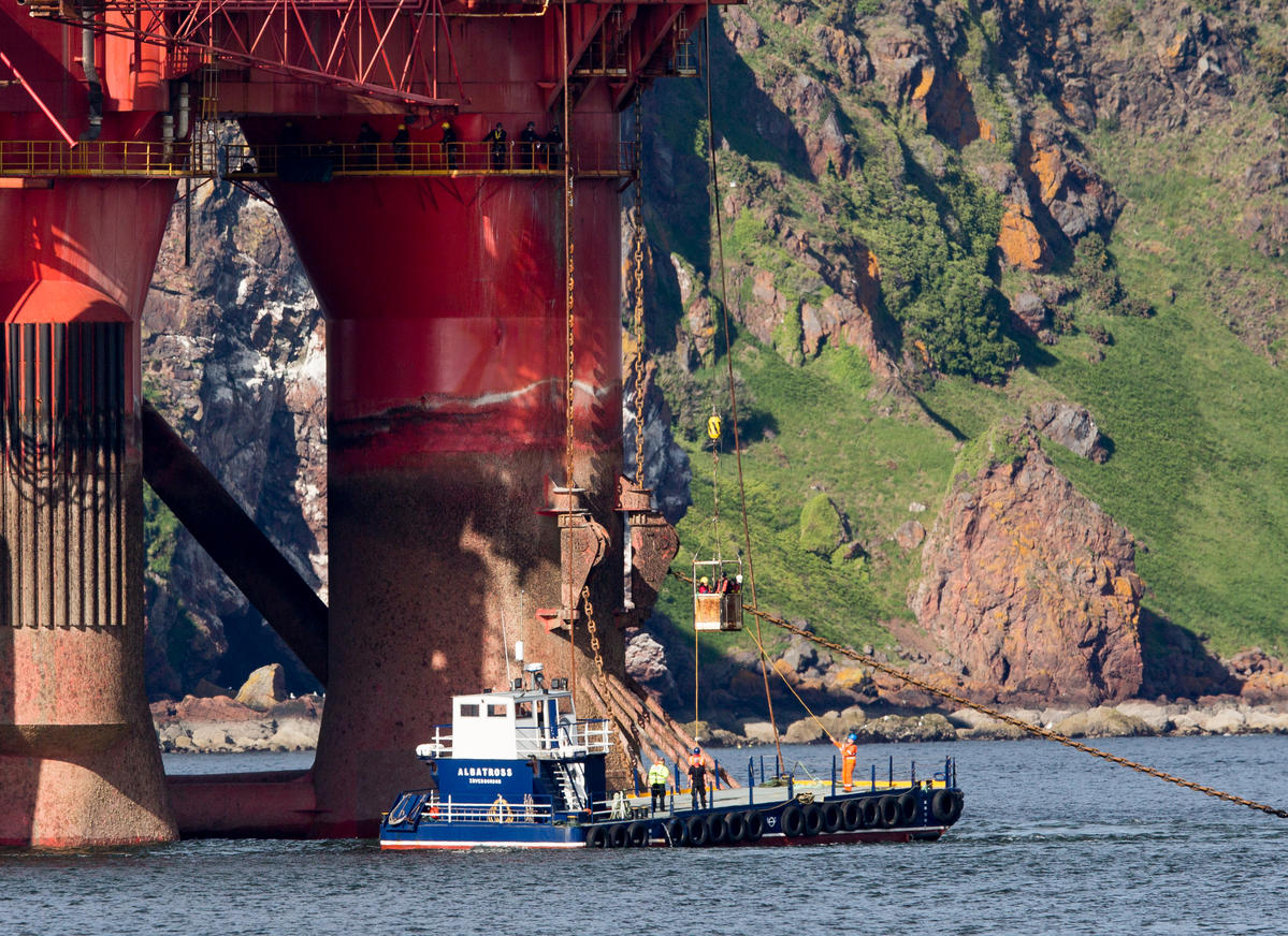 Greenpeace Climbers arrested on BP Oil Rig Scotland © Greenpeace