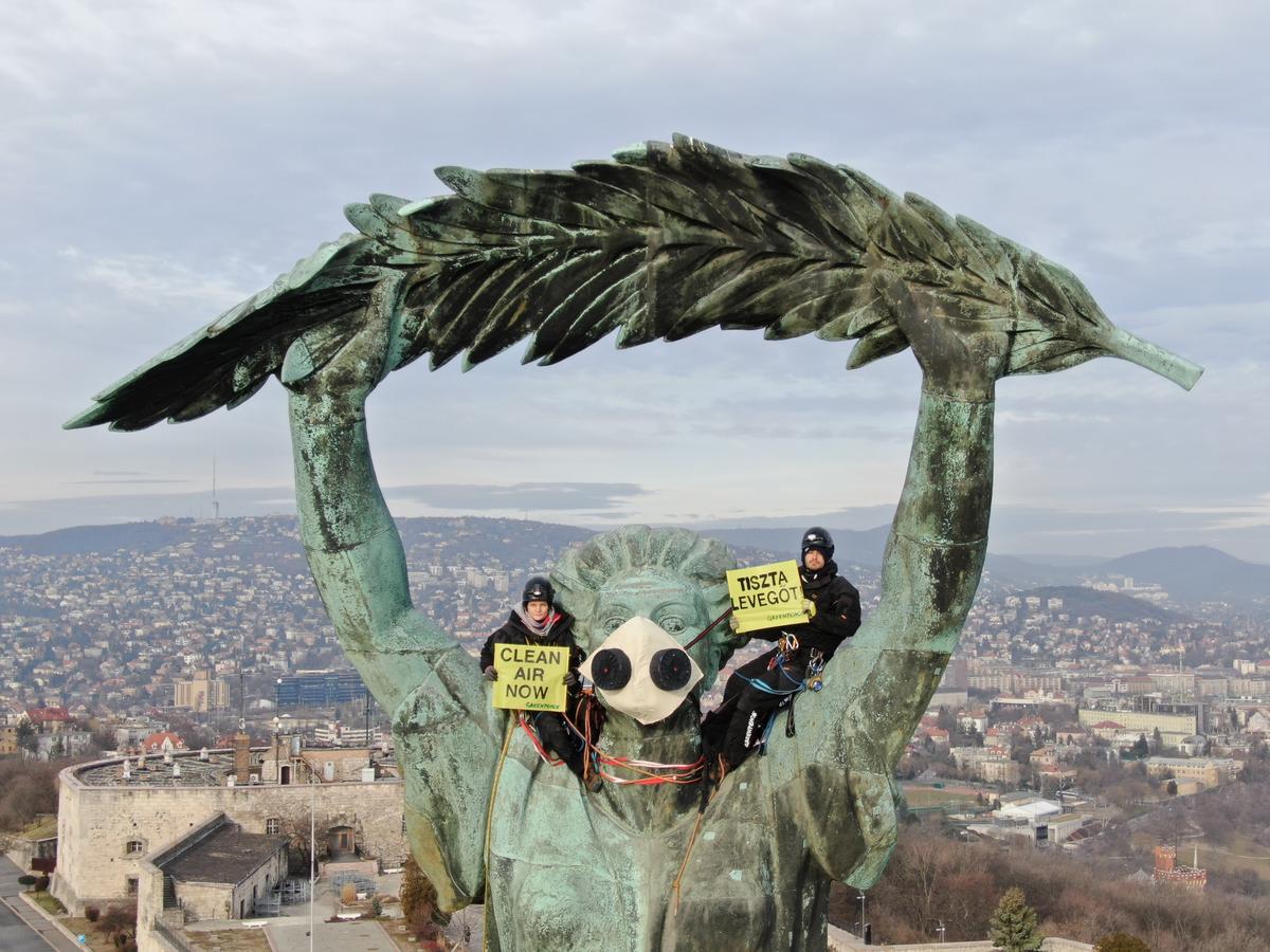 Activists Demand CLEAN AIR at Statue of Liberty in Budapest © Pawel Starnawski / Greenpeace