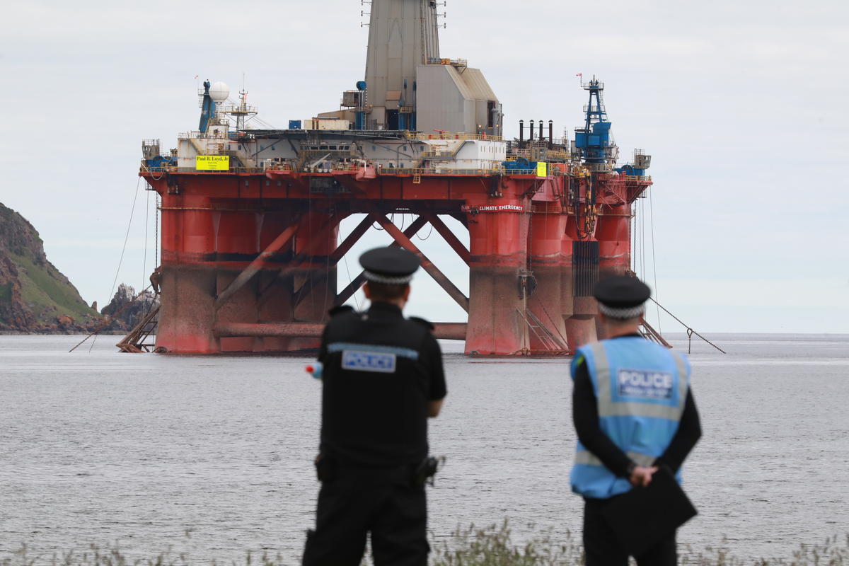 Greenpeace Climbers on the BP oil platform in Scotland © Greenpeace