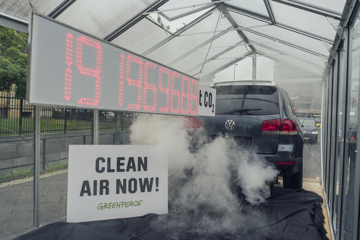 Climate Protest with CO2 Debt Clock in Berlin © Kevin McElvaney / Greenpeace