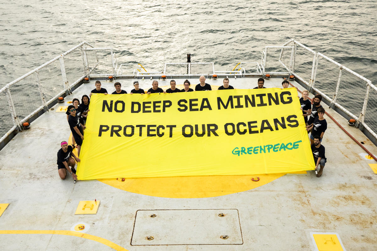 Esperanza in Jamaica with Banner. © Bárbara Sánchez Palomero / Greenpeace