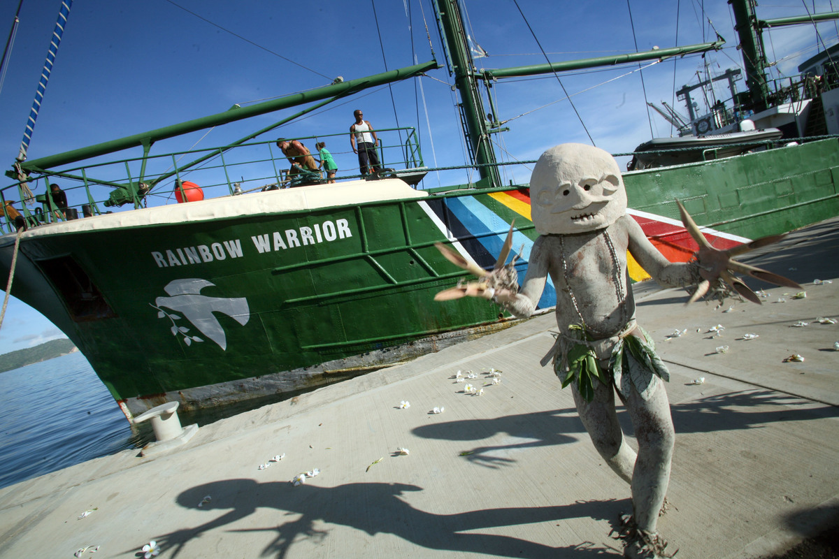 Traditional Mud Men Dance. © Greenpeace / Natalie Behring