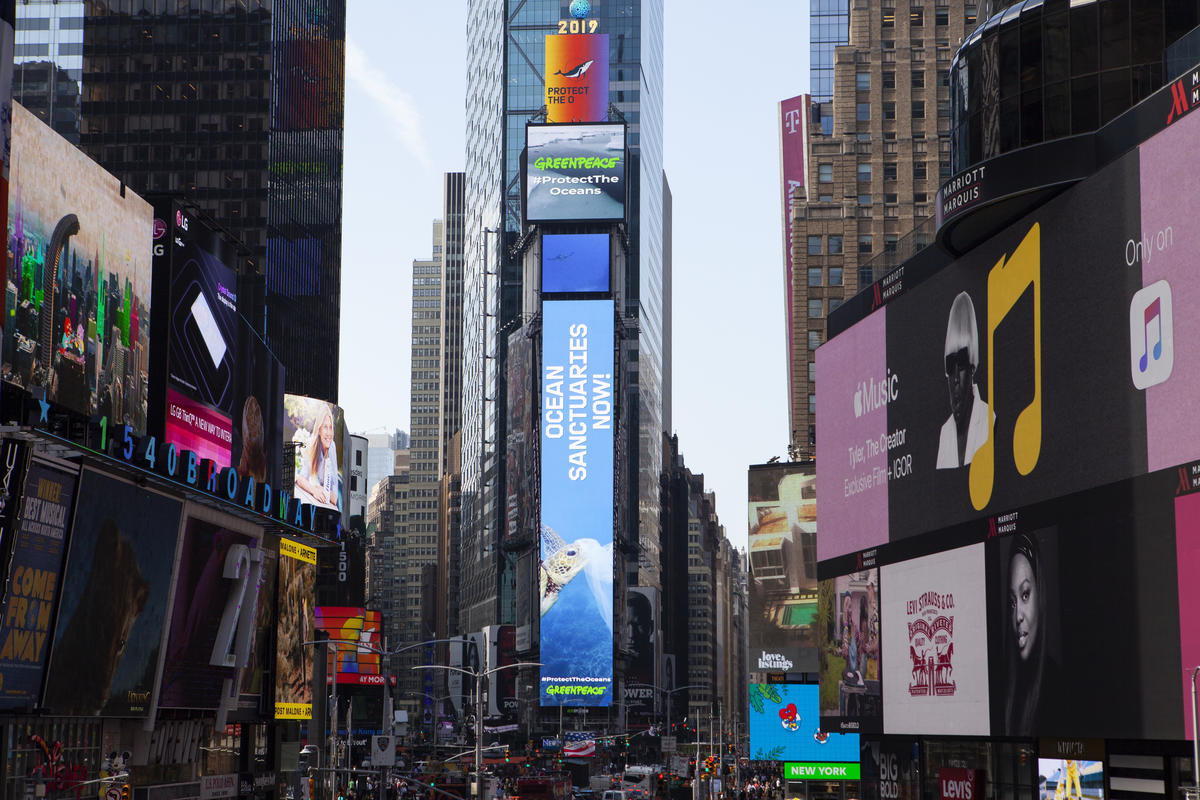 'Oceans Sanctuaries Now!' Electronic Billboards in New York. © Greenpeace