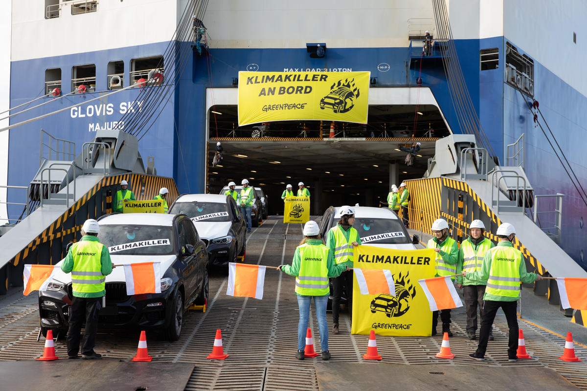 Protest against SUVs in Bremerhaven. © Daniel Müller / Greenpeace