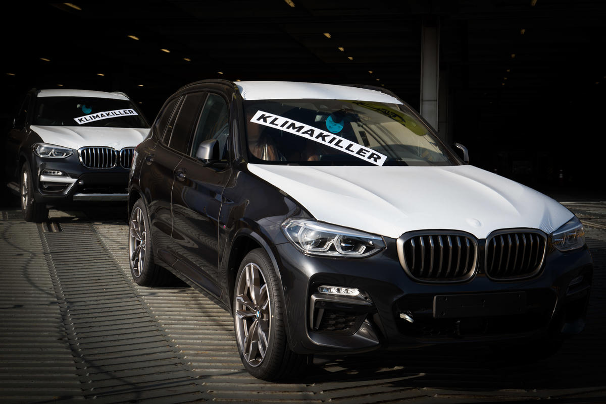 Protest against SUVs in Bremerhaven. © Chris Grodotzki / Greenpeace