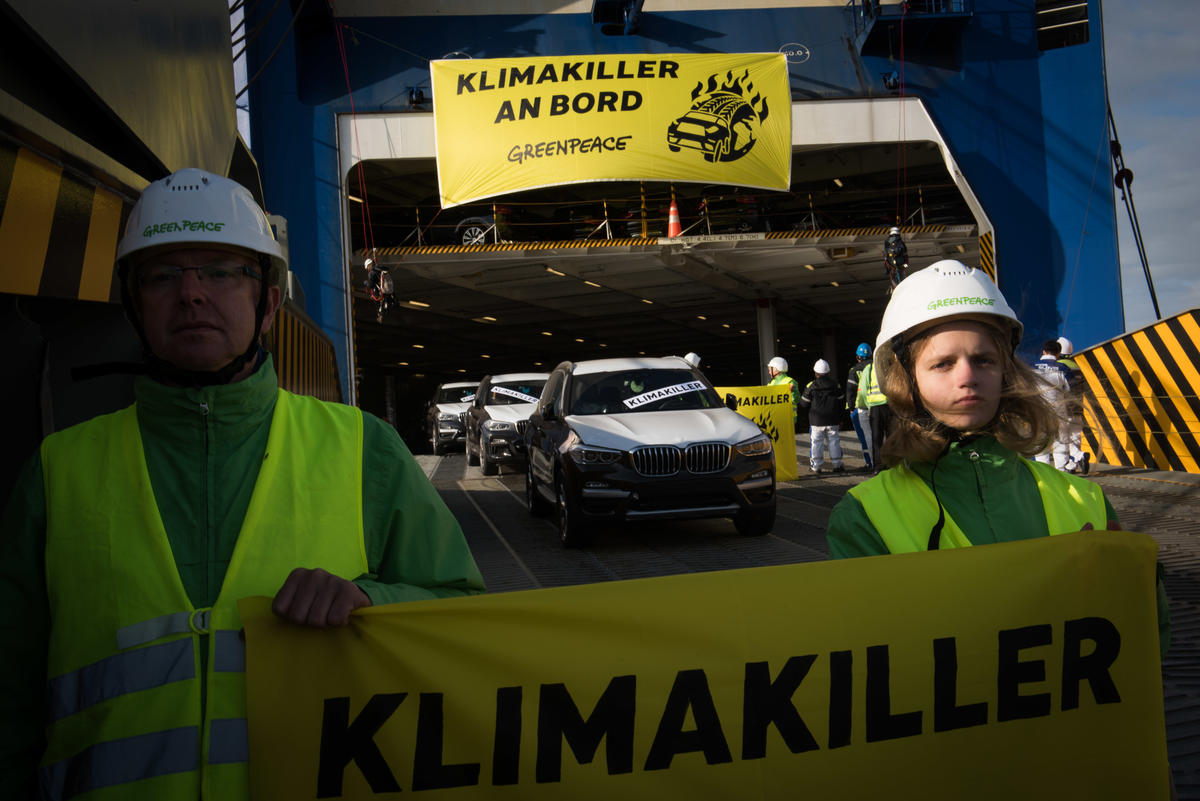 Protestation contre les VUS à Bremerhaven. © Chris Grodotzki / Greenpeace