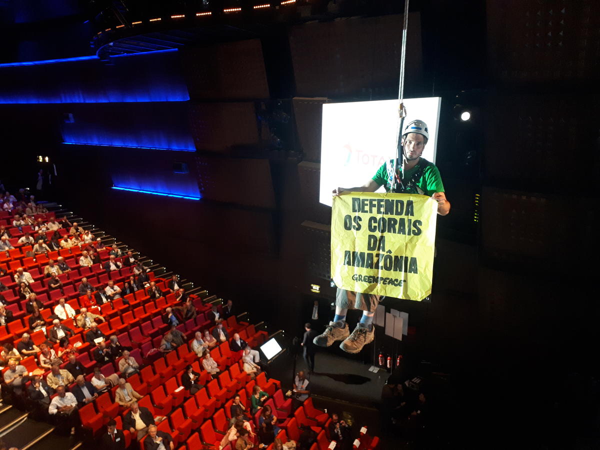 Cimbing Action at Total’s AGM in Paris. © Greenpeace / ANV-COP21