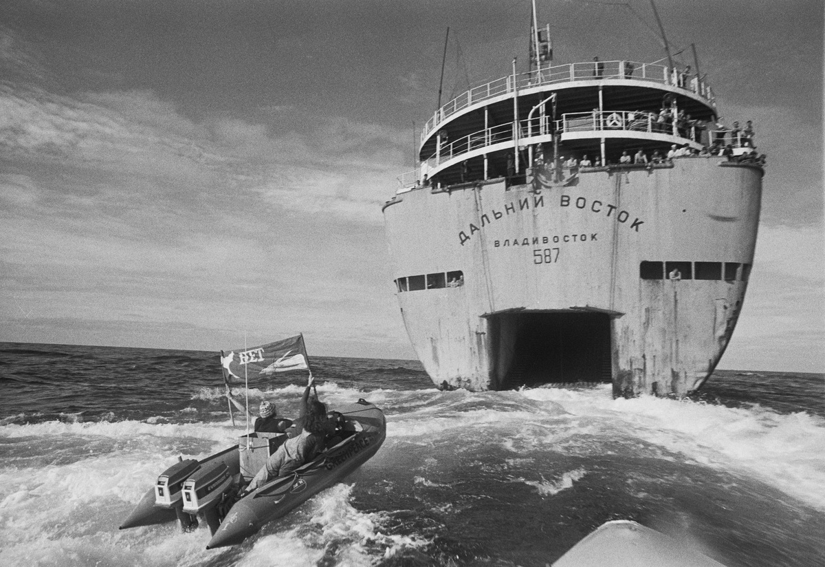 Aksi Perburuan Paus Soviet di Pasifik Utara.  © Greenpeace / Rex Weyler