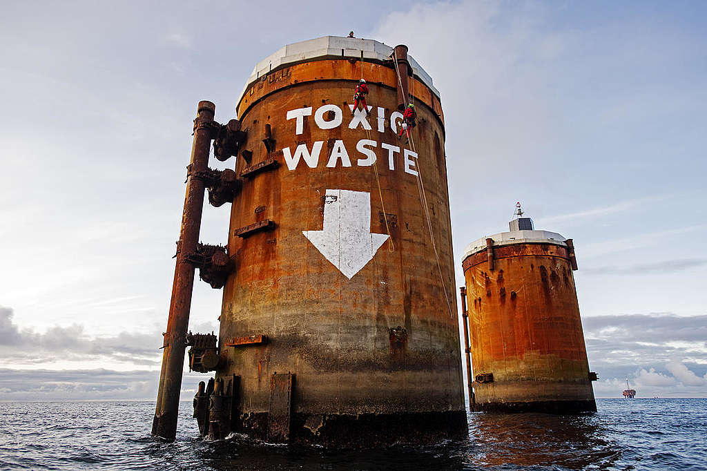 Protests on Shell Brent Oil Platforms in the North Sea. © Marten  van Dijl / Greenpeace