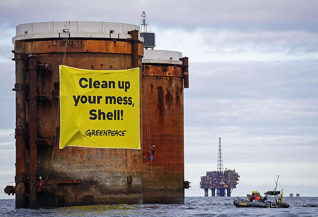 Protests on Shell Brent Oil Platforms in the North Sea. © Marten  van Dijl / Greenpeace