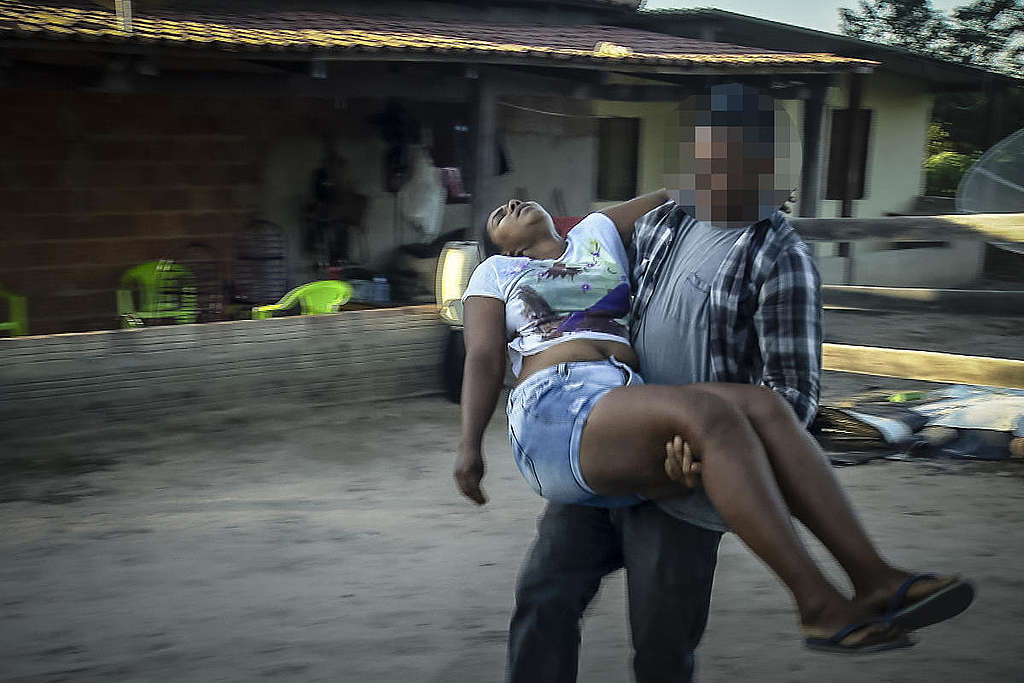 Woman faints during armed raid in Estrondo Estate, Brazil. © Greenpeace