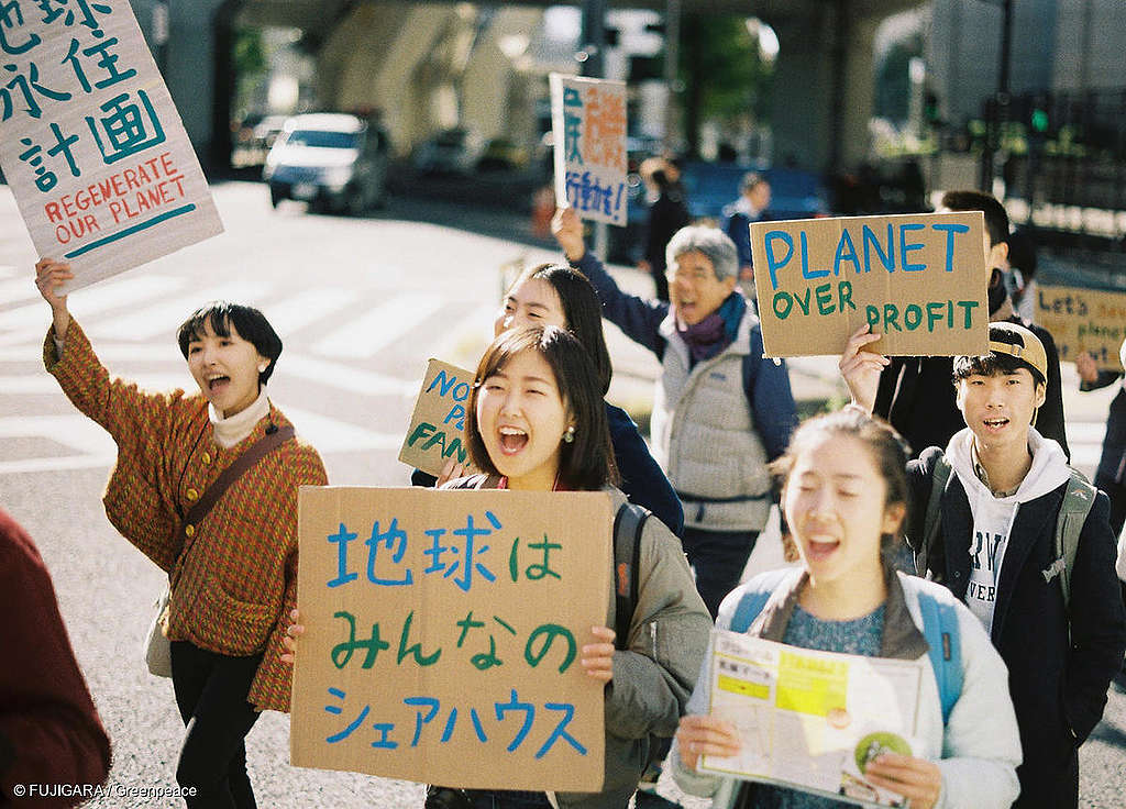 Picture showing teenagers demonstrating in Japan during a climate Fridays For Future march 